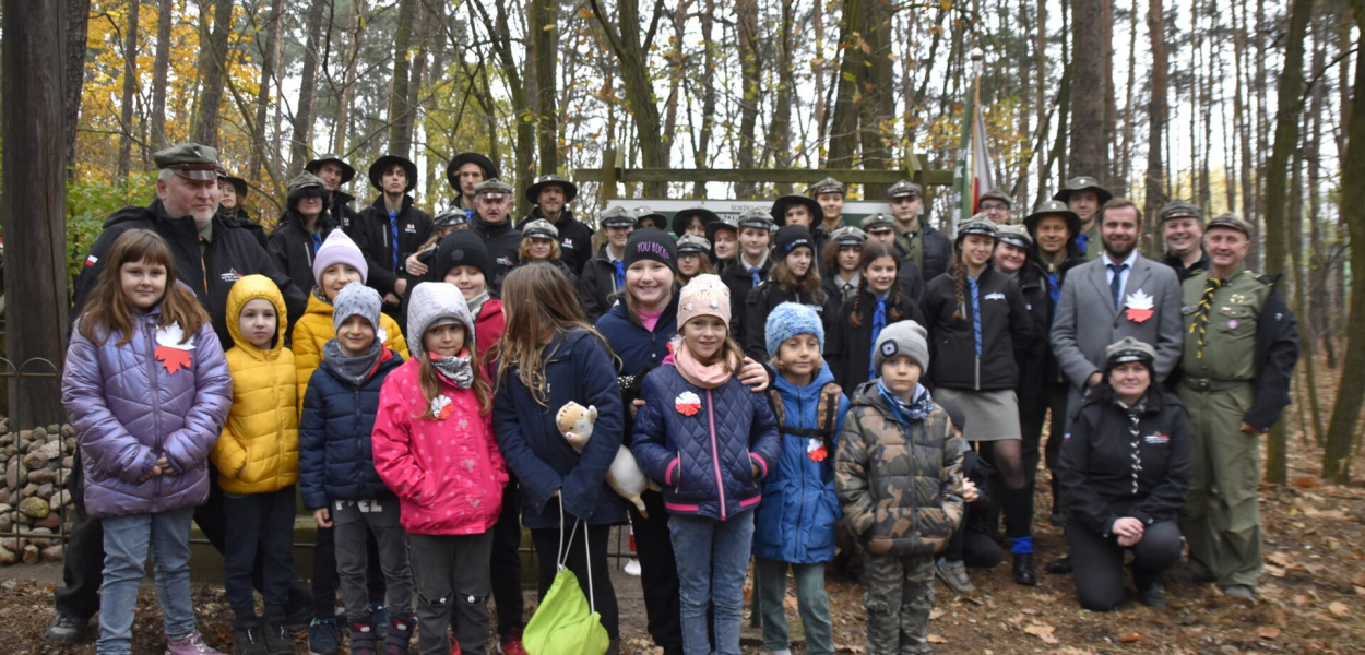 Przed Krzyżem Powstańczym w Międzyborowie