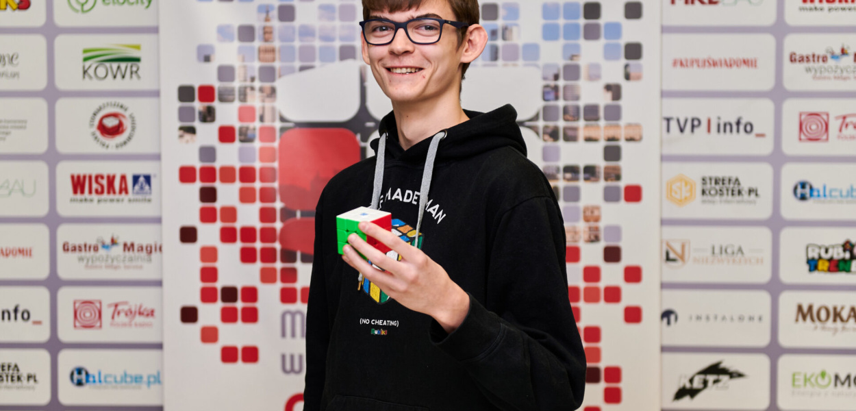 Bartosz układa kostkę Rubika w 5 sekund