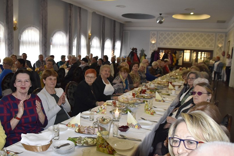 <strong>Żyrardowska rodzina UTW przy Wielkanocnym stole</strong>