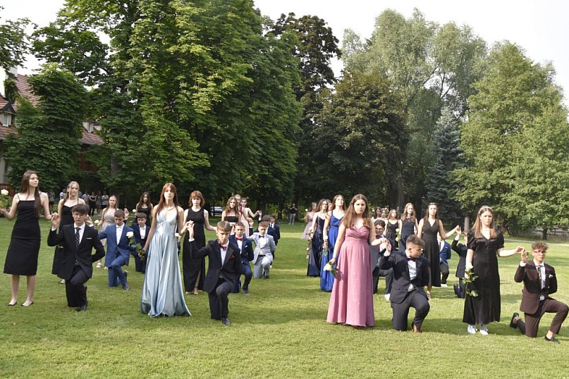 Polonez pożegnalny ze szkołą - przed pałacem
