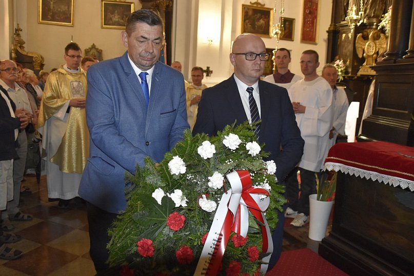 Hołd przed obrazem Matki Boskiej Powstańczej