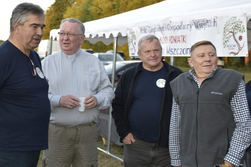 Dzień pieczonego jabłka - pod dębem