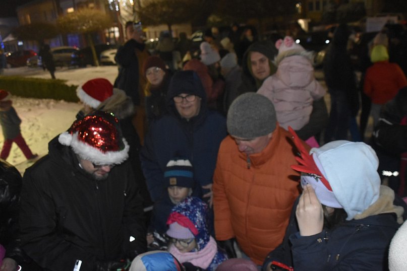 Choinka zaiskrzyła światłami i listy do Świętego Mikołaja