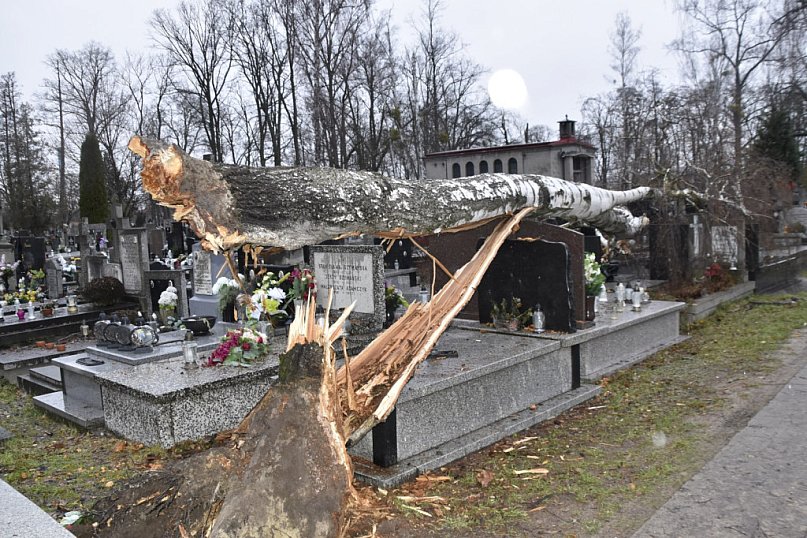 Nad cmentarzem przeszedł prawdziwy tajfun