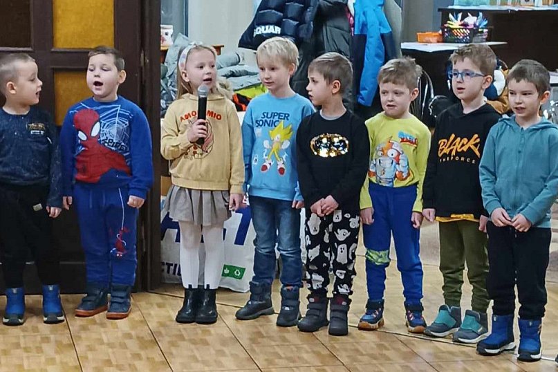 Przedszkolaki obdarowały seniorów herbatką