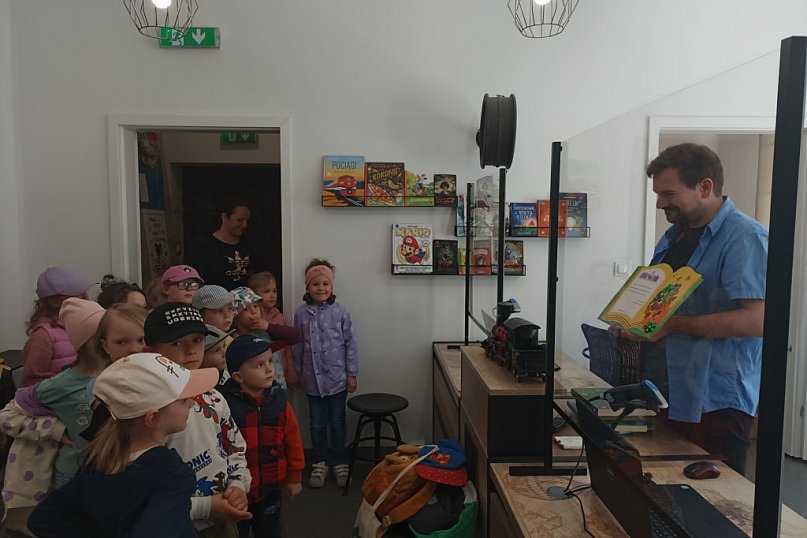 Przedszkolaki złożyły życzenia bibliotekarzom