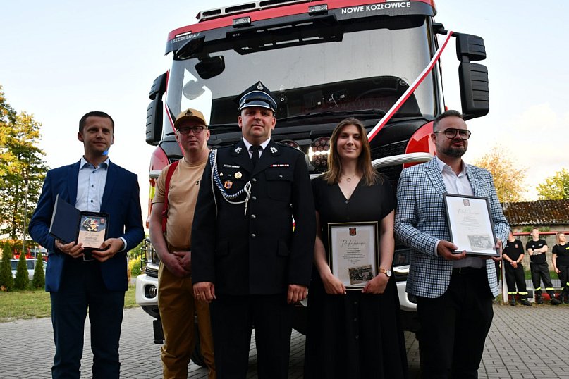 Radość z nowego "dziecka" w strażackiej rodzinie