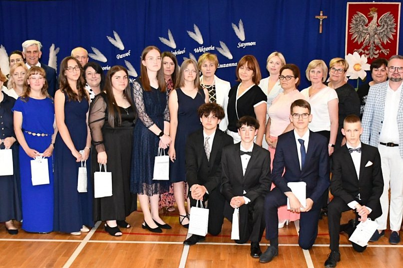 W Guzowie uroczyście pożegnano ósmoklasistów