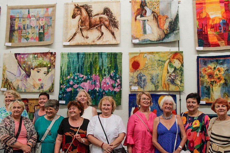 Wystawa tkanych gobelinów w dawnej fabryce lnu 