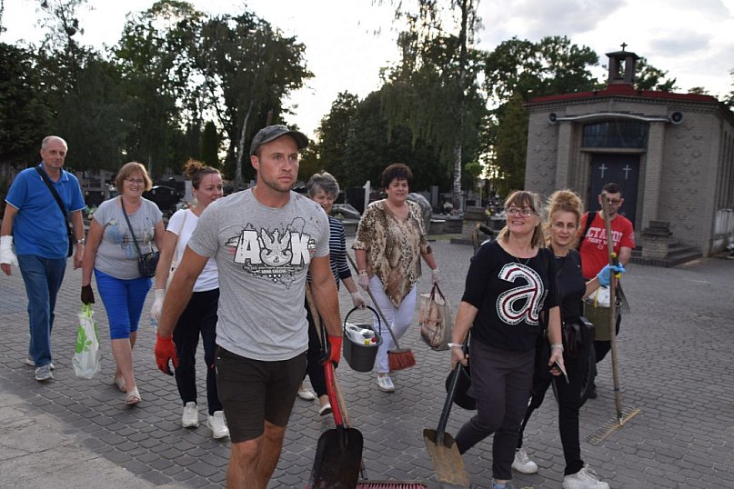 Sprzątano powstańcze mogiły przed 80 rocznicą godziny &quot;W&quot;