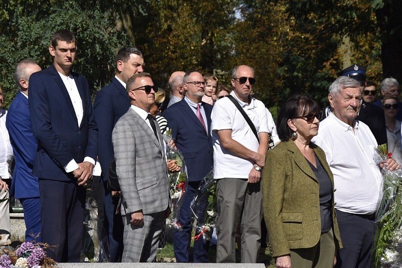 Uroczysty apel ku czci Bohaterów Września na żyrardowskim cmentarzu