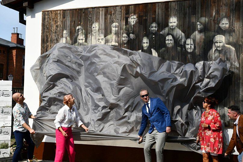 Wspólne świętowanie w DPS. Odsłonięcie pierwszego deskalu w Żyrardowie