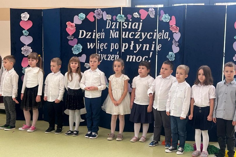 Sześciolatki z grupy "Pszczółek" wdzięczne za serce i zaangażowanie nauczycieli
