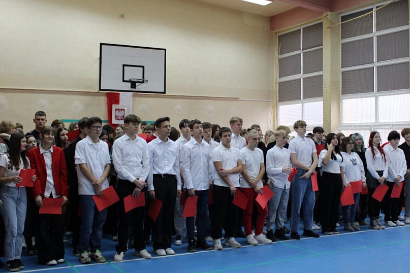 Zespół Szkół nr 2 uczestniczył w akcji "Szkoła do hymnu" z okazji 106. rocznicy odzyskania niepodległości
