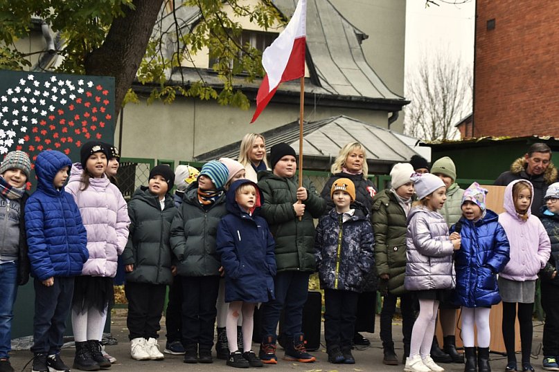 SP nr 2 wzięła udział w akcji "Szkoła do hymnu"