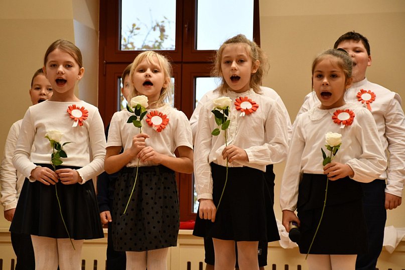 Niezwykły Apel na Narodowe Święto Niepodległości w Szkole Podstawowej nr 2 w Żyrardowie