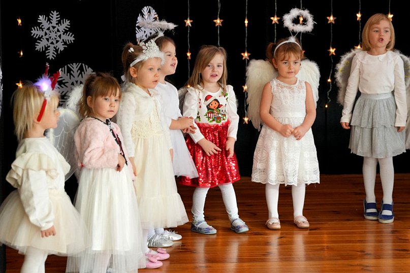 "Idzie Grudzień z choinką po zimowym lesie. A Mikołaj na plecach wór prezentów niesie"