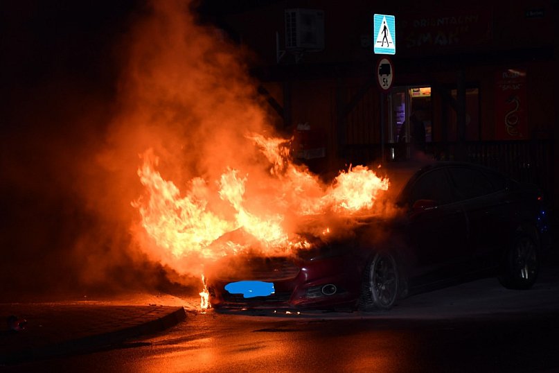 W Mszczonowie auto płonęło jak pochodnia