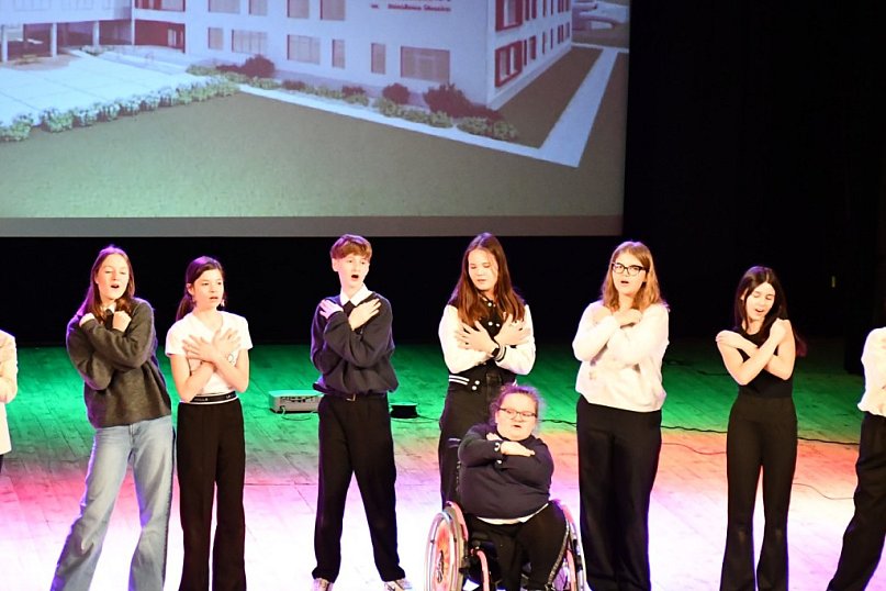 "Pokonamy falę" - spektakl Teatru Emocji z SP nr 3 w Żyrardowie