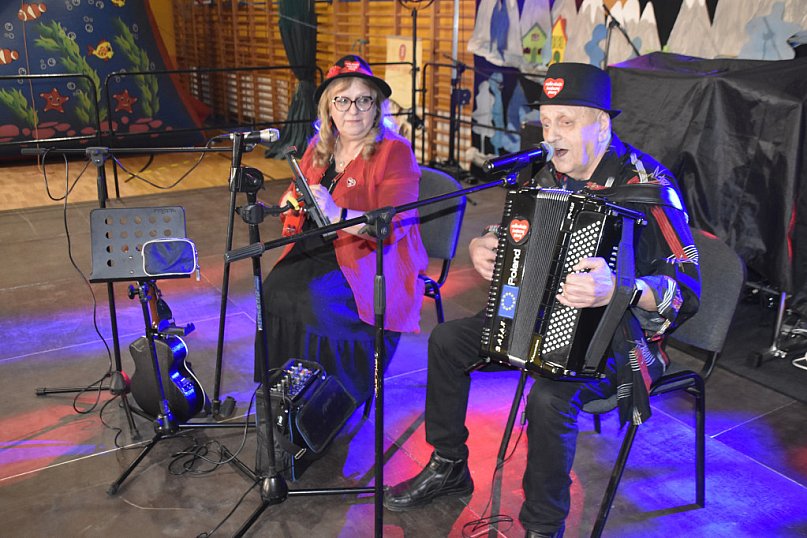 Janek gra ludziom na pocieszenie