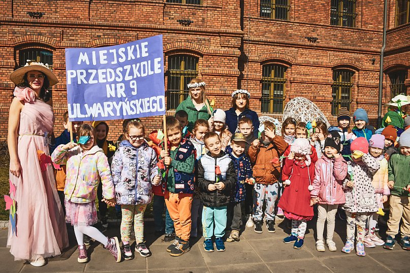 Przedszkolaki na spacerze z Panią Wiosną