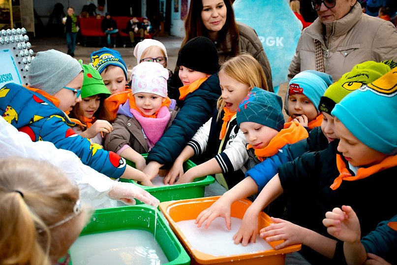 Małe kropelki w wielkim świecie wody