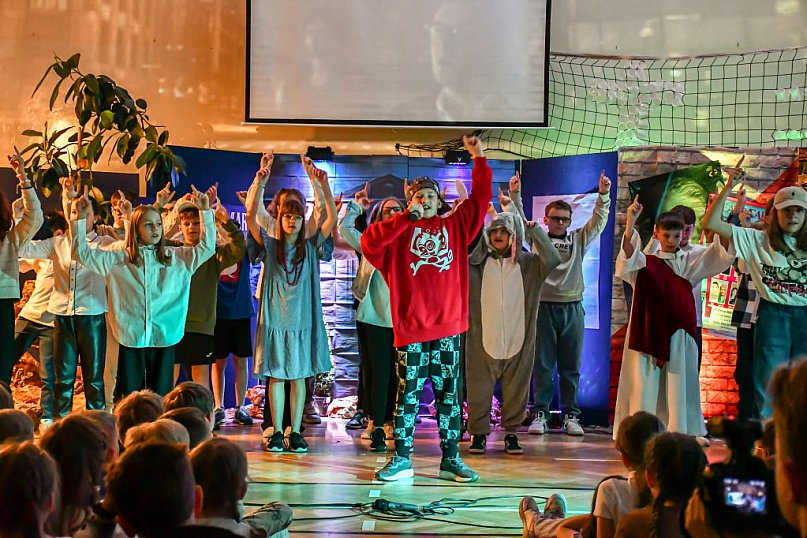 „Przez miłość do chwały” – spektakl w SP nr 4