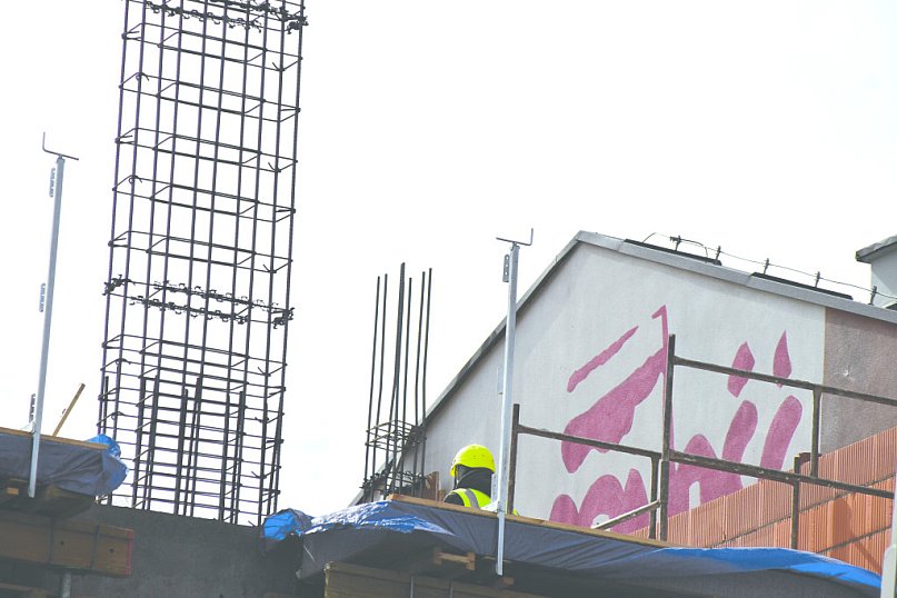 Ostatnie cegły… na muralu „Solidarności”