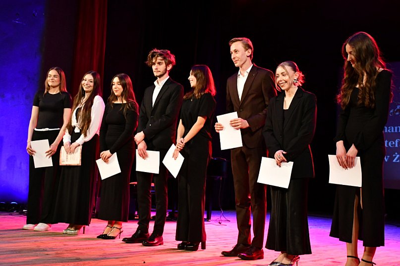 Maturzyści żegnają się z Czerwoniakiem