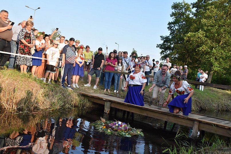 Tradycja jest im bliska… wianki na falującej wodzie