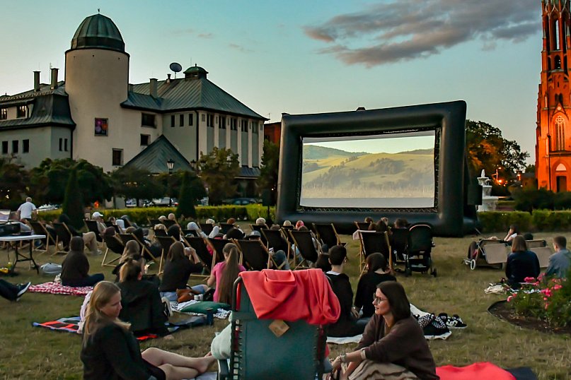 Letnie wieczory z filmem pod gwiazdami! 
