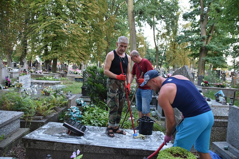 Sprzątano mogiły żołnierzy Bitwy Warszawskiej
