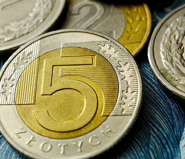 Setki tysięcy Polaków otrzymały nowe świadczenie. Co z resztą?-44826