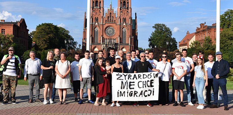 100 manifestantów skandowało „Polska dla Polaków” - 45025
