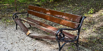 Połamane ławki w Parku Dittricha-45120