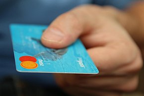 Fiskus skontroluje płatności kartą Polaków? Resort zabiera głos-46117