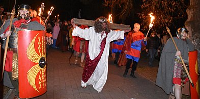 Przedstawiono żywe obrazy z męki Pańskiej