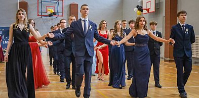 W rytmie poloneza pożegnali szkołę