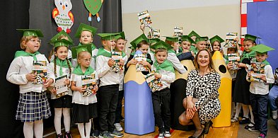 Stało się! Pierwszaki z „Szóstki” oficjalnie przyjęte do szkolnej rodziny!-45828