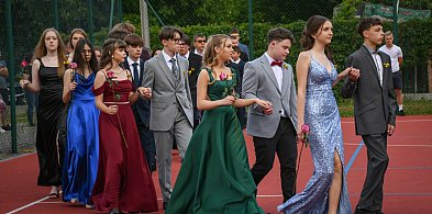 Bal ósmoklasisty w żyrardowskiej „Jedynce” – początek nowej drogi