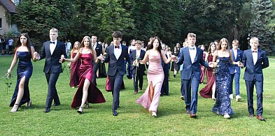 Polonez pożegnalny ósmoklasistów przed Pałacem w Radziejowicach