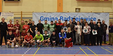 Legia Mszczonów z głównym trofeum-46239