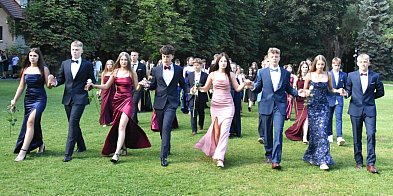 Polonez pożegnalny ósmoklasistów przed Pałacem w Radzie