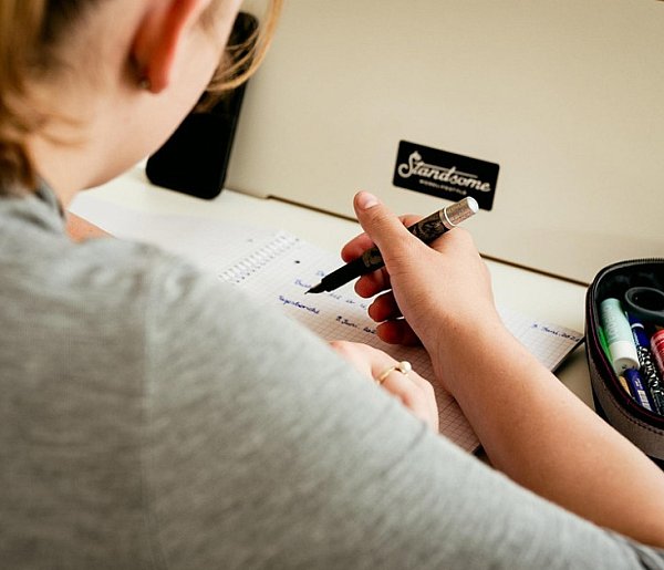 Obowiązkowe prace domowe wrócą do szkół? Polacy mówią jasno-45380