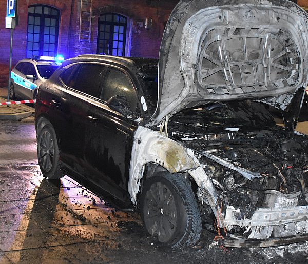 Pożar auta na parkingu Starostwa-46034