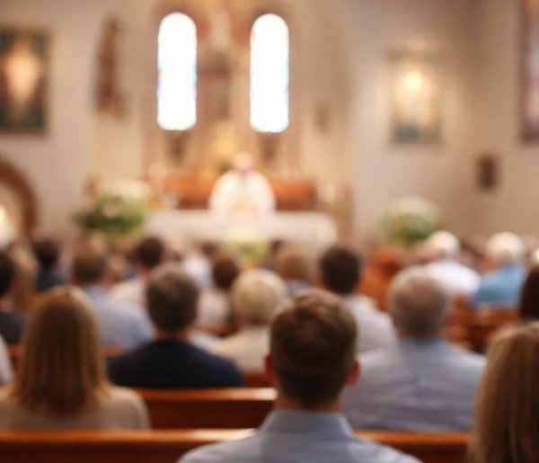 Ilu Polaków naprawdę chodzi do kościoła? Jedna statystyka szokuje-46425