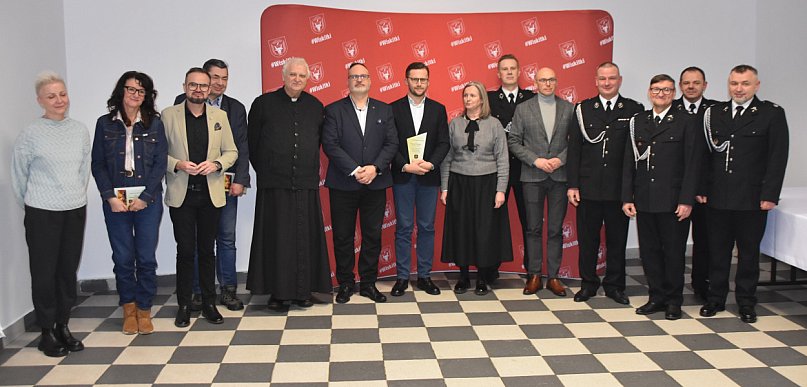 Radośnie witano nowe „dziecko” w strażackiej rodzinie