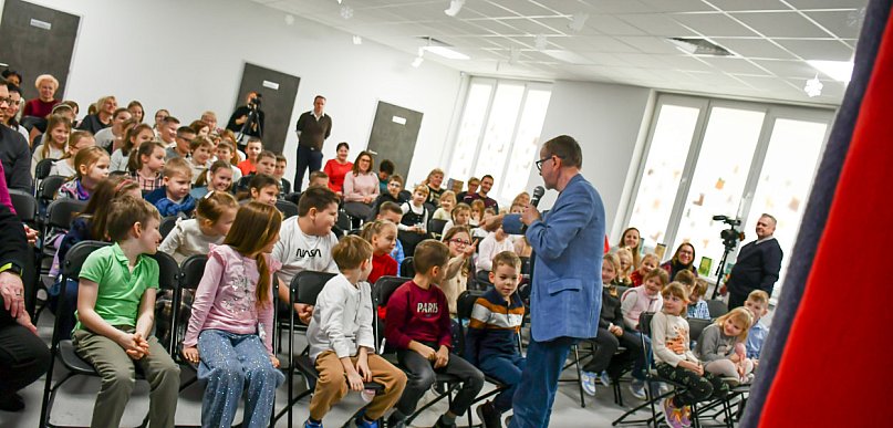 Trójka rozkochała dzieci w czytaniu