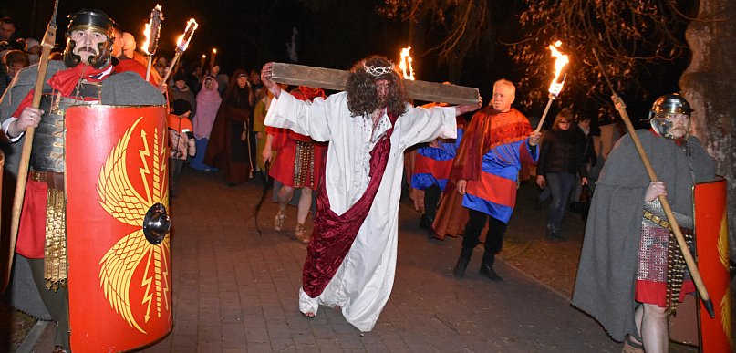 Przedstawiono żywe obrazy z męki Pańskiej