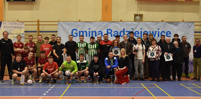 Legia Mszczonów z głównym trofeum - 46239